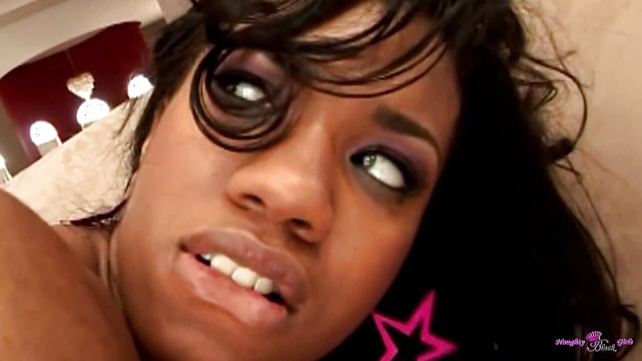 舔她的黑色屁股让这个 mf 打开她的肛门