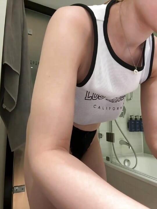 Hard fingering pussy in the bathroom hotel with jucielussie