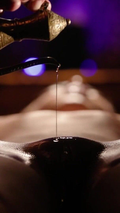 Gnid mig alle de rigtige steder! Sensuel fedtet massage med Kubera Fortuna & Steve Q for SinfulXXX | Klip 1