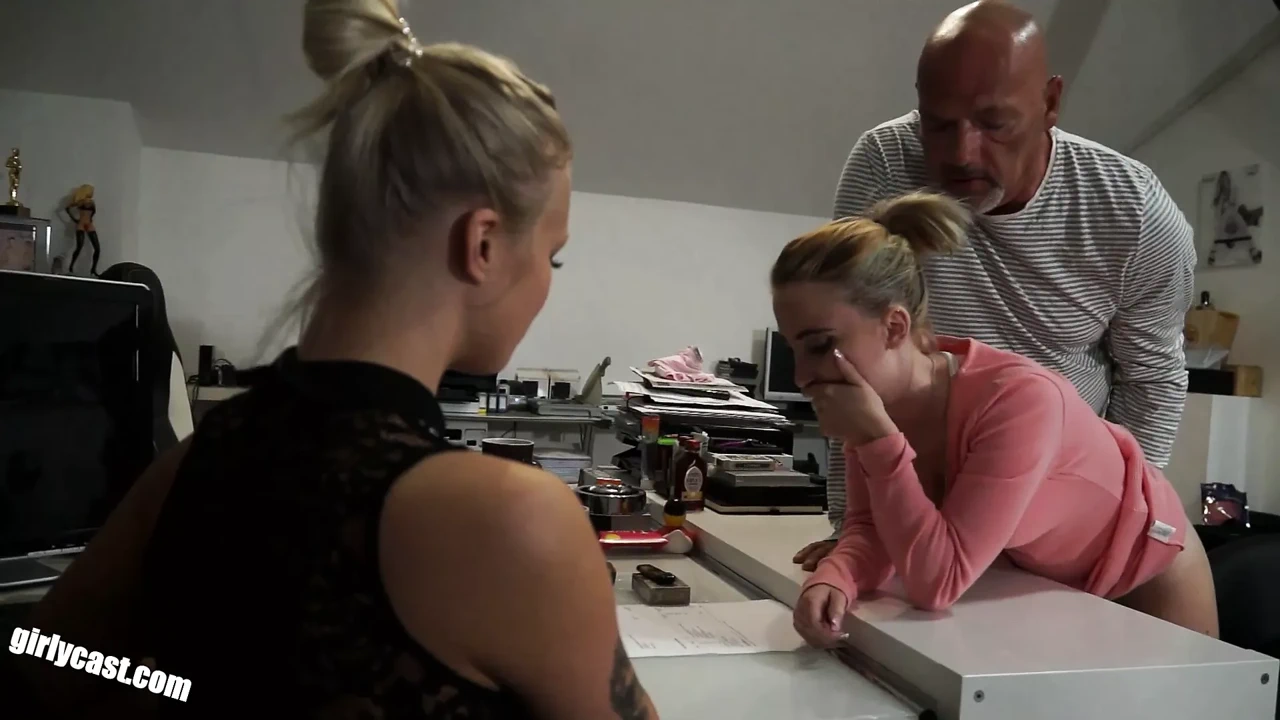 Lia和Kathi - 他妈的工作面试！