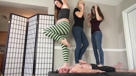 Bratty Foot Girls - Multi-Girl-Trampling-Zusammenstellung