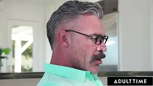 ADULT TIME - sapık Lilith Grace yeni üvey babasını ayaklarla ve dildo videolarıyla azdırmak için üvey annesinin telefonunu kullanıyor