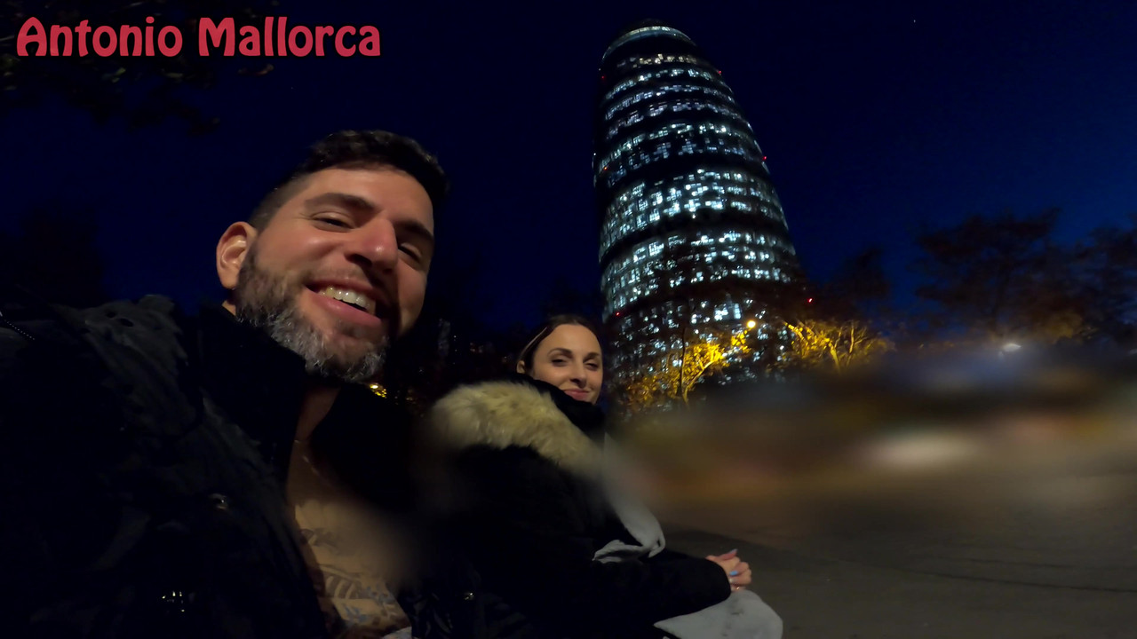 在我丢了airbnb后，热辣的大屁股西班牙人邀请我去她的酒店房间