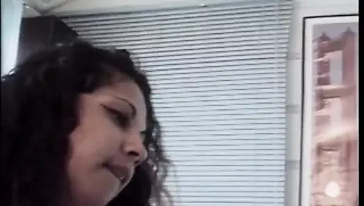Brünettes küken mit wunderschönen titten wird mit zwei dongs im bett hardcore gefickt