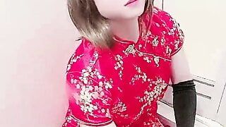 Japanse travestiet Miya masturbeert met Chinese rode jurk 8