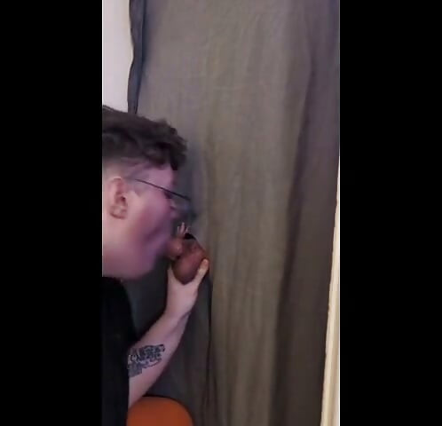 Deepthroating dan facefucked di gloryhole