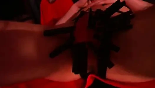 Belden bağlamalı takma yarakla sikiş grup seks yaptıktan sonra sarkan rosebud patlıyor