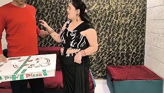 Pizza Delivery Guy Fuck Indian Lady for Free Pizza