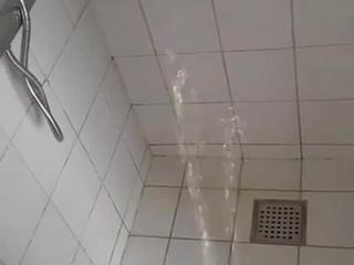 Pissen onder de douche