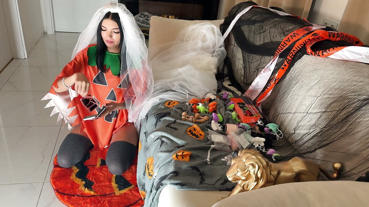 La zorra más caliente y delgada se divierte con un chico amateur en la noche de Halloween para llevarlo al límite y frustrarlo con tatuajes y sellos