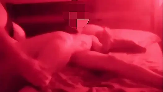 Горячая жена встречается, пока ее мужа нет дома.