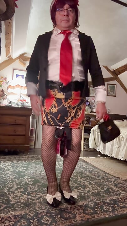 Oblečená v malé vzorované sukni na večer venku