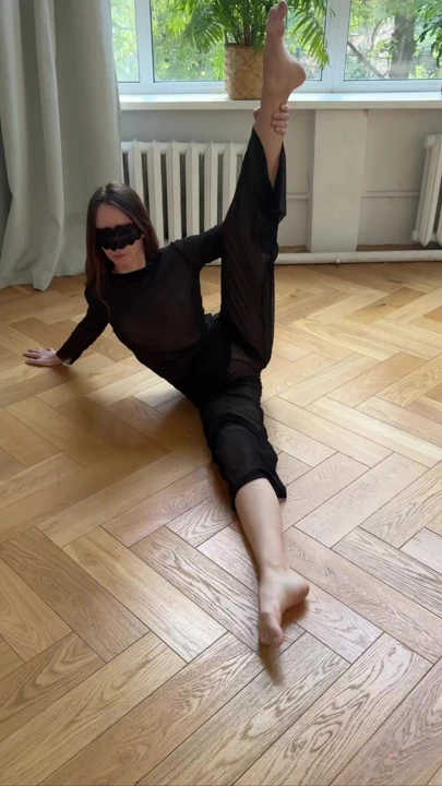 穿着衣服挑逗瑜伽