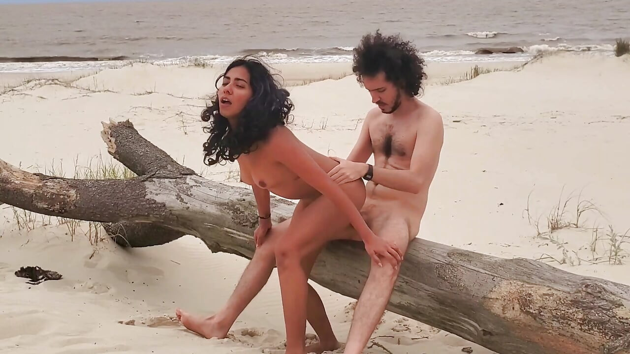 Wild Hope ama tener sexo en la playa y ser cogida bien duro frente al oceano