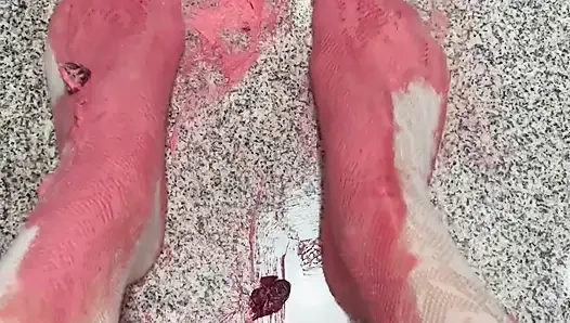 Spiel mit einer schlagsahne mit meinen beinen in weißen strümpfen