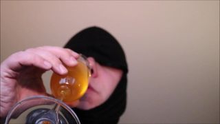 Drinking piss pee - Pisse aus dem Sektglas