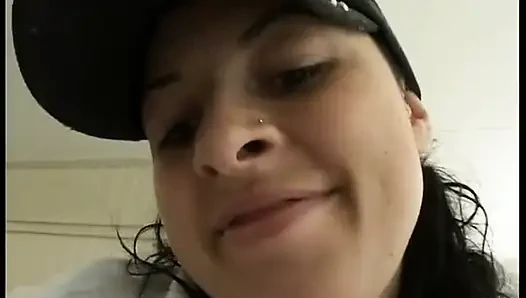 Dominante Brunette Drängt Schüchterne Blondine Zum Mundsex