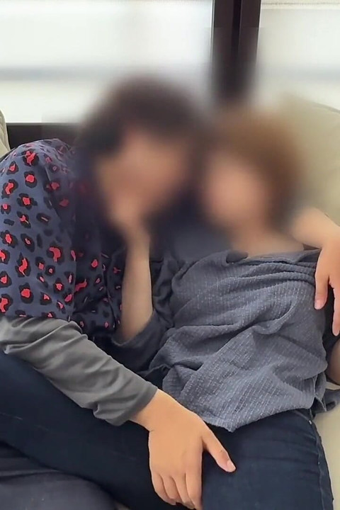 Femeie căsătorită chinuită cu un vibrator pe canapea