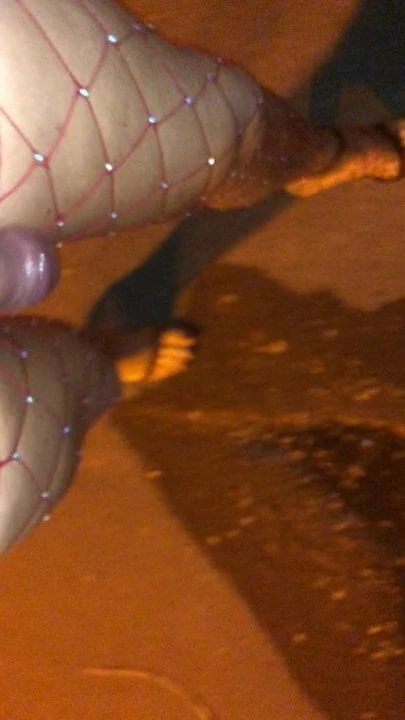 U gradu sa lateksom i mrežastim mrežastim prstima u štiklama