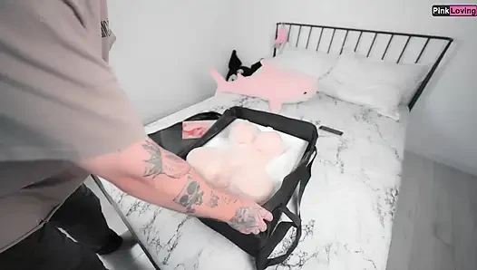 Stiefschwester erwischt stiefbruder beim ficken mit sexpuppen Dann lutscht ihn seinen schwanz und reitet ihn reverse-cowgirl