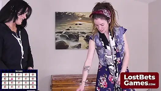 Запертый стриптиз Stefanie и экс-дальнобойщик SarahBeth вигреи