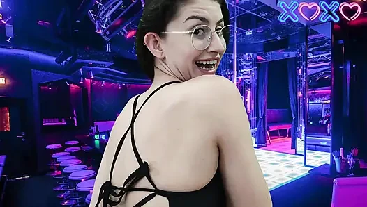 SINNLICHE STRIPPERIN GIBT BLOWJOB