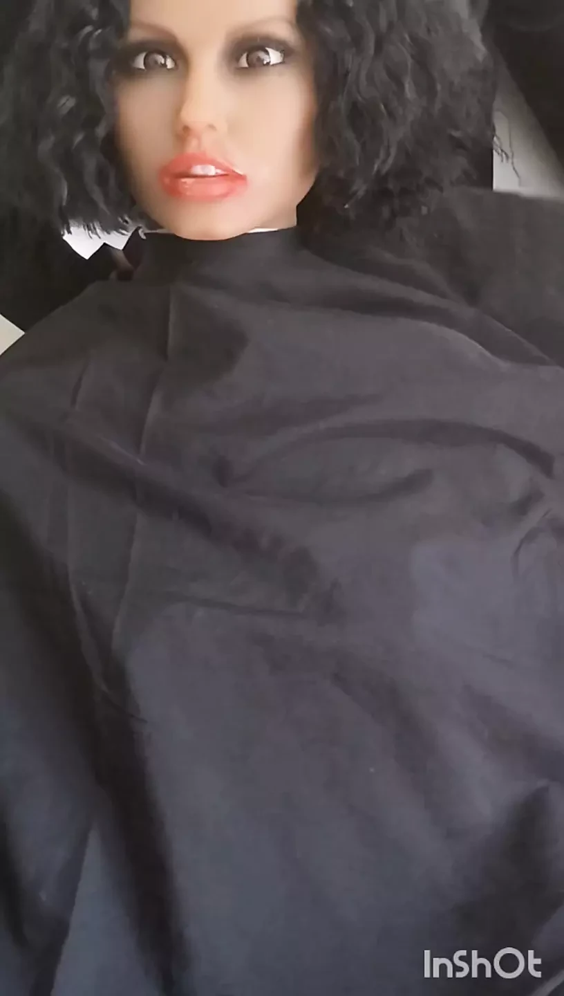 Păpușa sexuală negresă Julia, transformare, strălucește capele salonului chimic