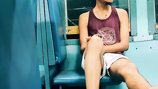Un adolescent veut du sexe dans le train