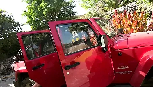 Çıplak Kızlar açık Havada Yarak Emiyor Ve Cip Yıkıyor