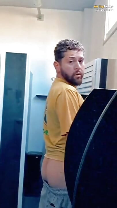 הצגתי את עצמי בשירותים הציבוריים והצלחתי לחלוב בחשאי בחור משלוחים חרמן.