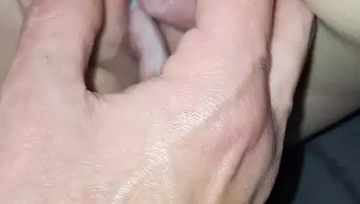 Fisting sampai orgasme sampai dia berteriak sangat keras dan ingin berhenti.