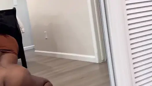 Çok azgın zenci kız büyük koyu dildoya biniyor ve boşalıyor