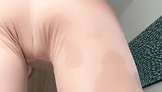 Oyuncakla tek başına giyinik ve amcık sikişi