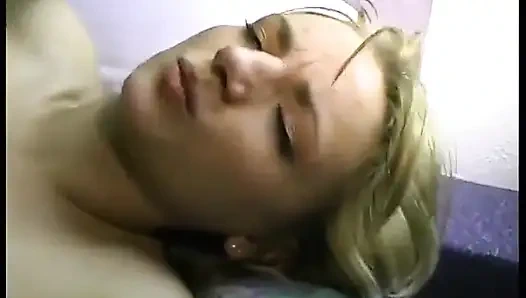 Büyük memeli güzel sarışın bir otel odasında sökülüyor.