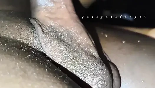 Aku lagi asik ngentot kontol raksasaku di ranjang