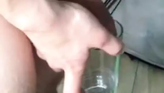 Ich pisse in ein Glas