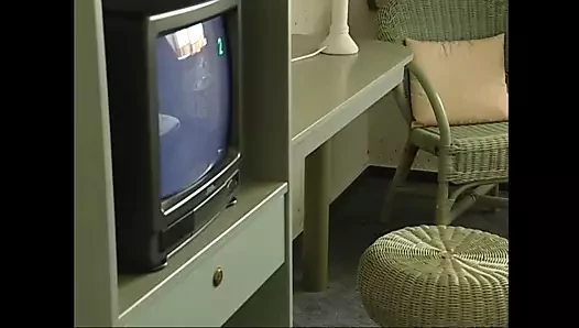 Freundin betruegt Freund im Hotelzimmer