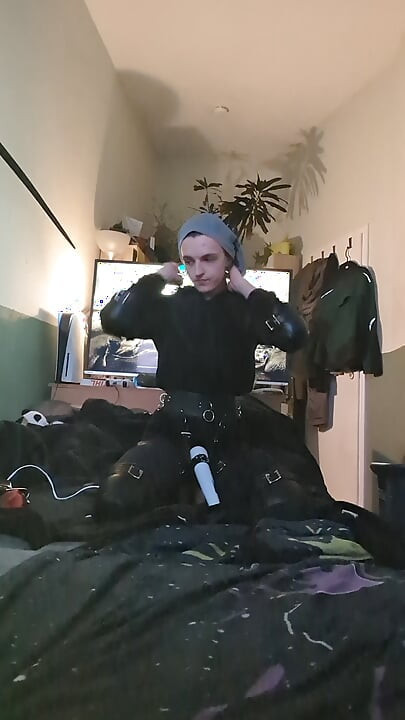 petsuit wiht hood weile vibed selfbondage