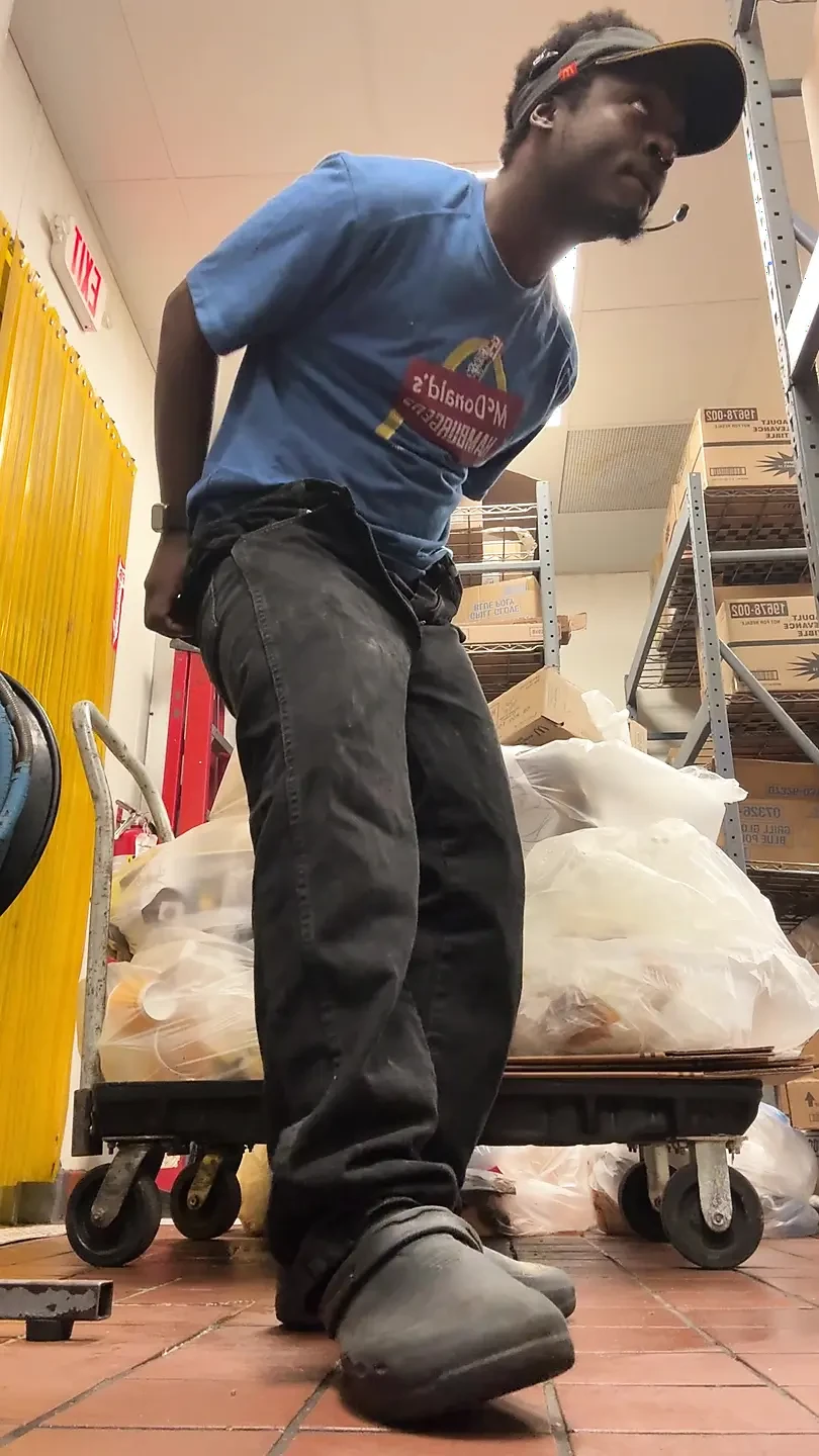 Nsfw me sendo muito no trabalho e quase fui pega pt1