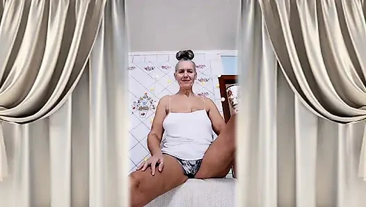 Attraktive Hausfrau Lukeria. Lustiges Flirten in Der Küche Online.