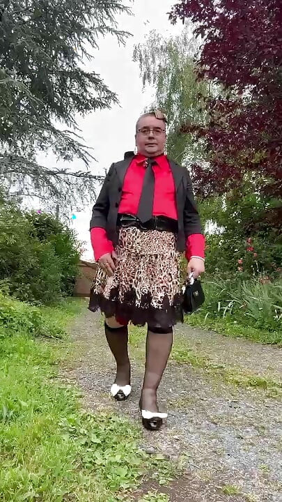 Berpakaian dalam skirt leopard dan renda untuk keluar malam