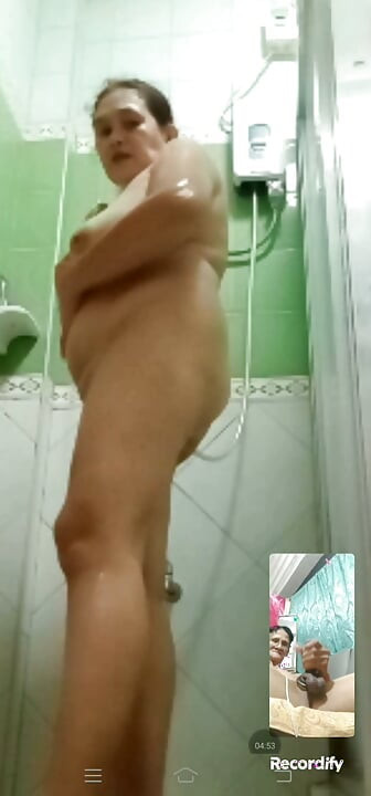 סקס בשיחת וידאו עם הכוס הרטובה והיפה של אסי