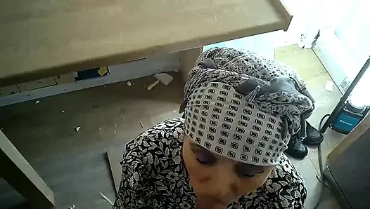 Muslimische frau versucht, einen schwanz zu lutschen und macht einen guten job