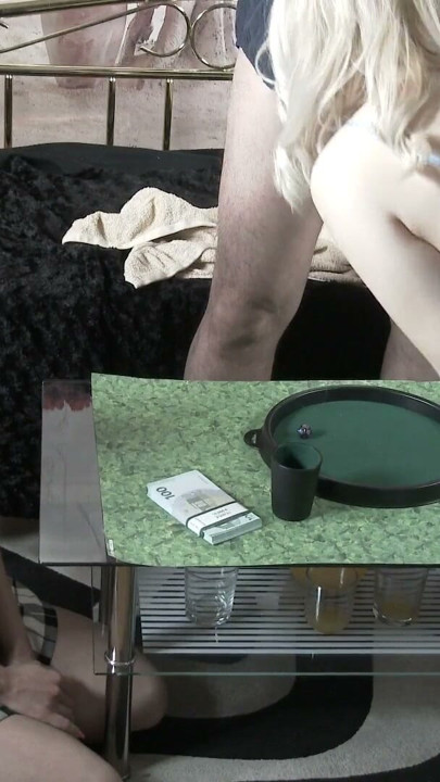 超絶エロい締まりの良い生アマチュア美少女たちがCFNMで手コキし、玉遊びと焦らしで先走り汁を出す挑戦｜クリップ1