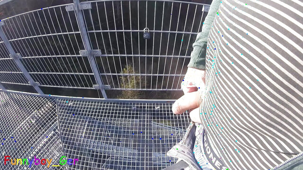 私は川沿いのとても人目のある展望塔で包皮のペニスを練習しています。