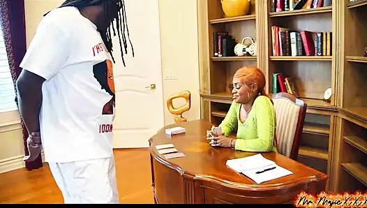 Nalliah storm membaca kartunya dan pantatnya dicat