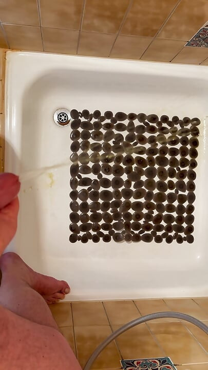 शॉवर में पेशाब