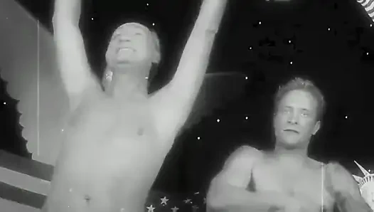 İki büyük memeli sarışın iki porno yıldızı emerken ve sikişerken iki yarağı sikiyor