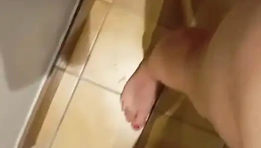 Mereka memegang kakiku.. itu sangat besar.
