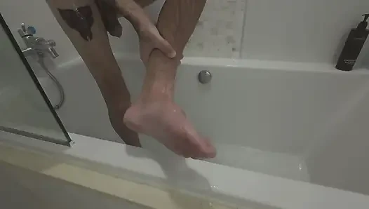 Ayaklarıma tapanlarım için ayaklarımı yıkıyorum